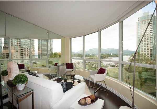 Luxury, Modern, Immaculate Prime Downtown Waterfront With Gorgeous View - Vancouver
