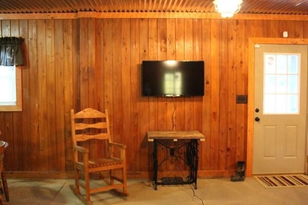 Secluded Cabin Retreat With Hot Tub, & Pond For Fisherman Or Family Get Away - South Carolina