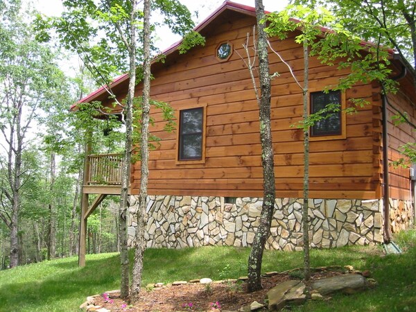 Fox Den Is A Cozy Private Log Cabin Nestled Alongside The Blue Ridge Parkway. - Blowing Rock
