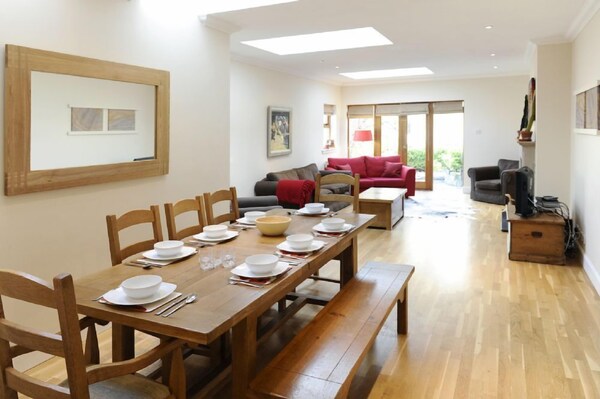 A Fabulous 6 Bedroomed Townhouse With Great Garden - Scotland
