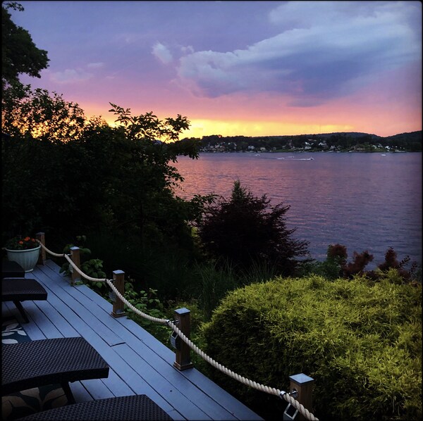 Charming Direct Waterfront Home W/panoramic Views And Hot Tub On Candlewood Lake - Connecticut