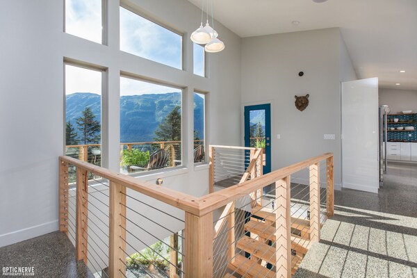 Dream Views & Chef's Kitchen-modern, Mountain Home W/ Hot Tub - Alaska