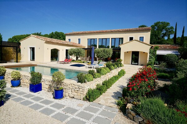 Très Grande Maison Neuve  Design Avec Piscine Idéalement Placée - Arles