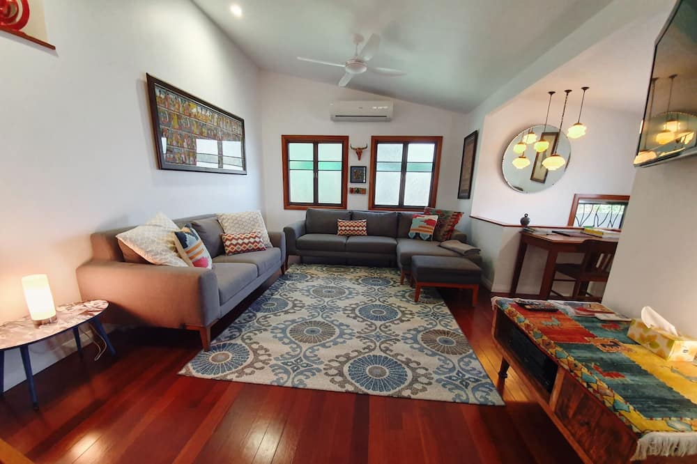 Lovely Large 2 Bedroom Home With Swimming Pool - Cairns