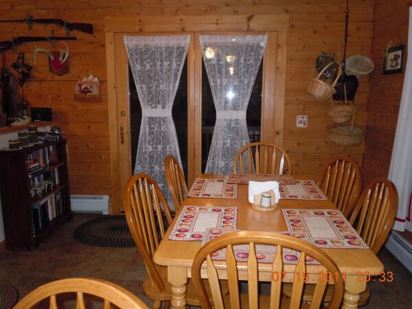 Four Bedroom Log Cabin -Jay Peak - Views - Private - Fireplace - - Vermont