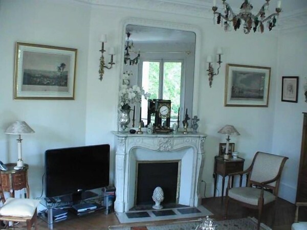 This Nice Flat, In Plaine-monceau, Is Traditional And Can Comfortably Accommodate 4 People - Paris