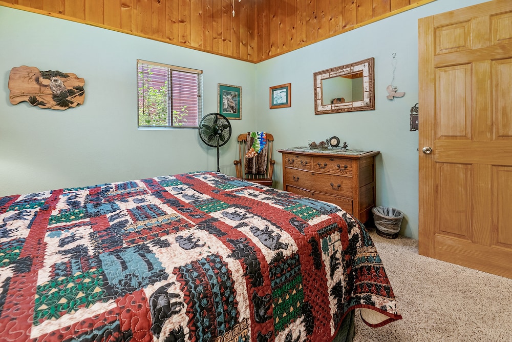 Catalina Retreat -Cozy Mountain Home In A Tree Filled Neighborhood, Plenty Of Games And A Hot Tub! - Big Bear Lake, CA
