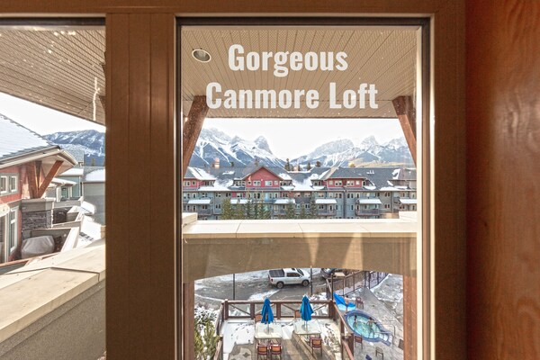 Canmore Penthouse Loft / Round Saltwater Heated Outdoor Pool - Alberta