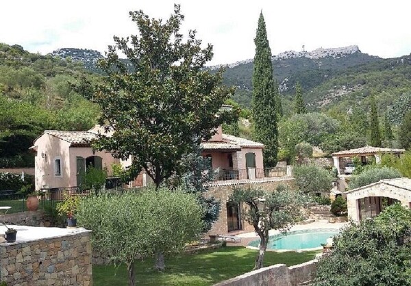 Rez De Villa ,  Piscine ;Pool House, Jardin Arboré, Proche Plages - 3 Couchages - Toulon