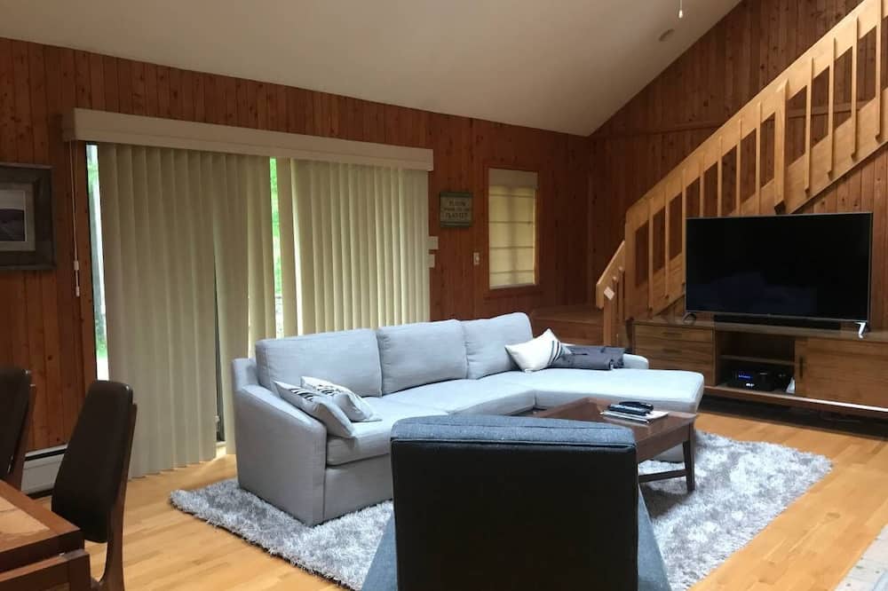 A Four Seasons Woodland Lodge - Connecticut