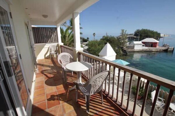 Waterfront 2 Bedroom Cottage, Access To Private Beach - Bermuda