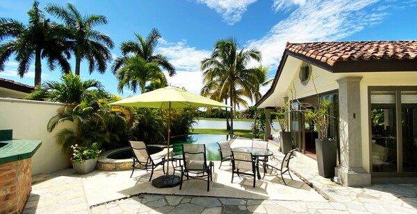 B/ventura golf & beach resort: luxury lakefront house with private pool /jacuzzi - Panama