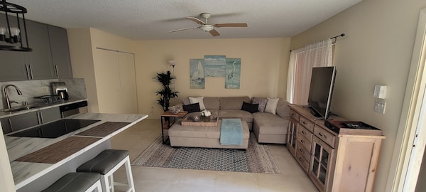 One Bedroom Gated Community, Close To Beach, City Place, Stores ,Restaurants. - West Palm Beach