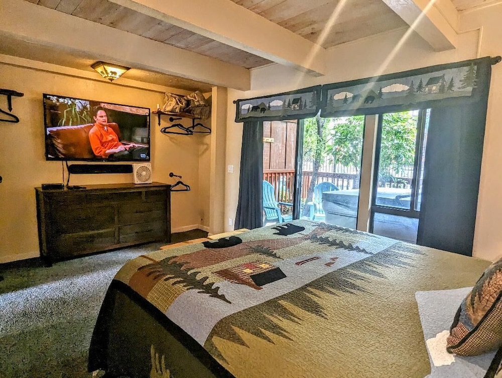 スノーサミットスキーリゾートの拠点にプライベートスパがある2ベッドルームタウンハウス！ - Big Bear Lake, CA