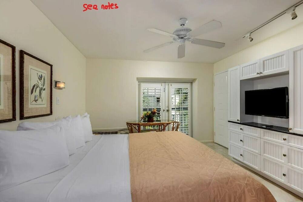 Historic Old Town Waterfront Marina View 2-bed Galleon + Beach + Sunset Tiki Bar - Key West, FL