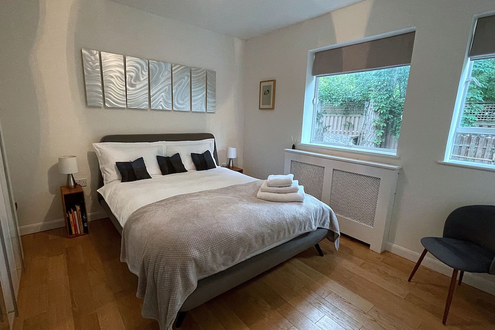 Hampstead Haven - Renovated Standalone 2br Carriage House, Off-street Parking - Londres