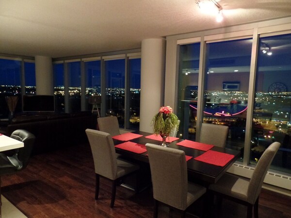Executive luxury rental within walking distance to stampede park and downtown - Calgary