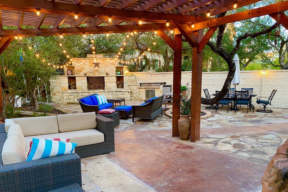 Luxury Private Resort, 2 Pools, Hot Tub, Elevated Playground  & More!! - San Antonio, TX