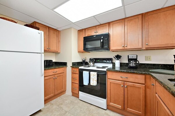 Rainbow 209 - Lovely, Large 1br/1ba Condo, Oceanfront With Outdoor Pool. - Ocean City, MD