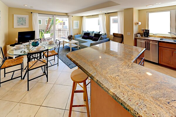Roomy Townhouse W/ Private Rooftop Deck & Garage Parking, 1 Block To Beach - San Diego, CA