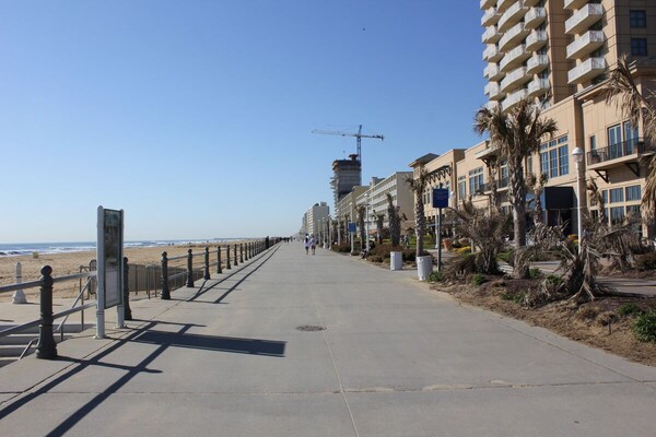 Your Home Away From Home! One Block From Ocean, Parasailing, Hiking Trips - Virginia Beach