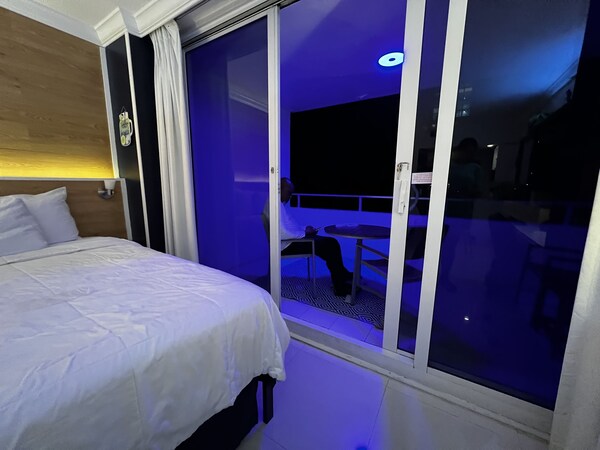 Beautiful Oceanview Modern Hotel Room W/ Balcony - Fort Lauderdale