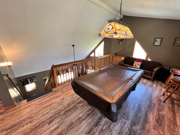 Cozy Mountain Style Chalet With A/c, Fireplace,  Hot Tub, Pool Table! - Pennsylvania