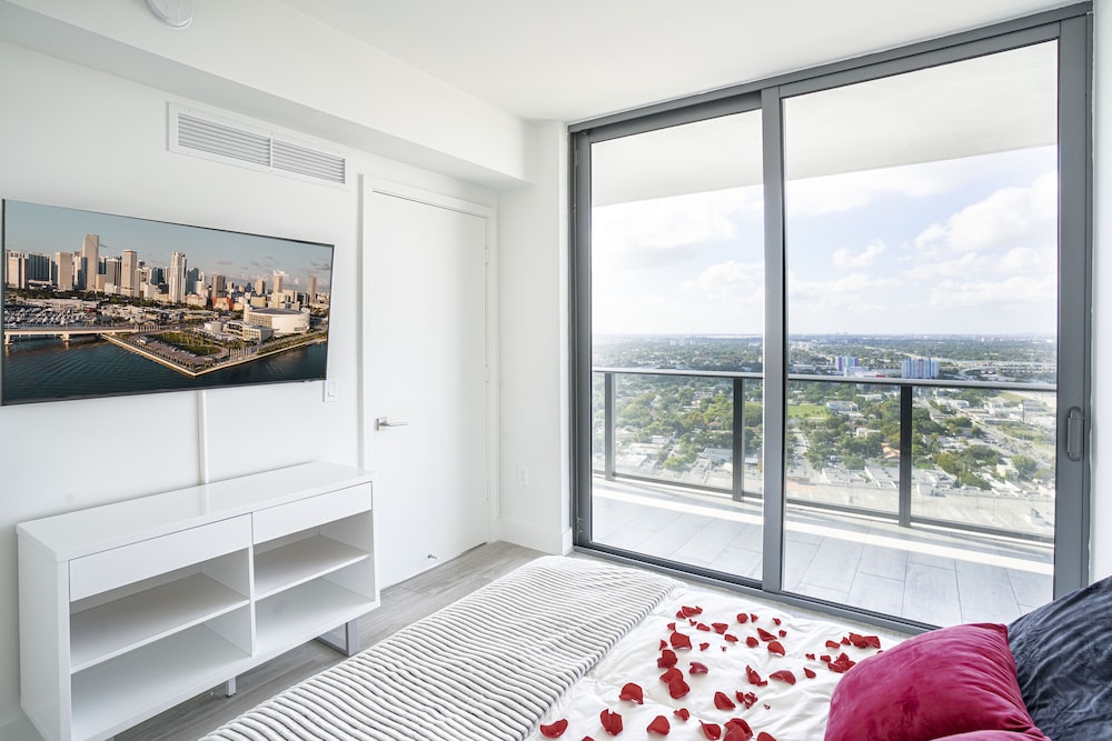 Stunning State~of~the~art 1 Bedroom Suite ~ Hot Location, World Class Amenities - Miami, FL