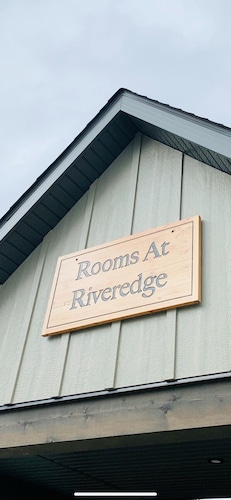 Rooms At Riveredge - Golden