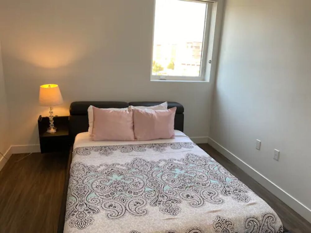 Spacious Suite In Dtla With 2br, Pool & Gym!!! - Los Angeles, CA