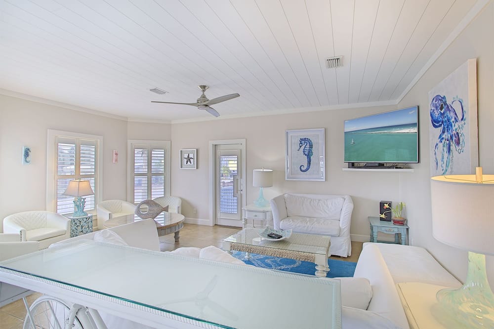 Agave Blue - Main House + Guest House, Heated Private Pool, Golf Cart Included! - Destin