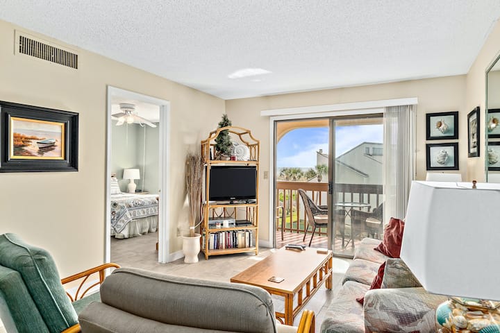 3rd-floor condo near the beach w/private balcony & W/D, on-site pool, hot tubs - St. Augustine