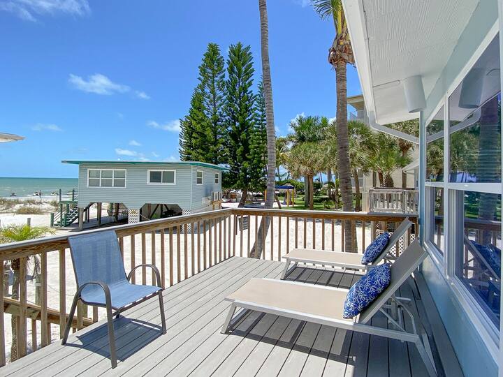 New To Market! Classic Beachside Cottage, Steps To Beautiful White Beach Sands, Walk To Restaurants, Entertainment, Shopping! Welcome To The Sea Cottage At Beachside! - Fort Myers Beach