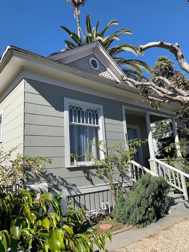 Craftsman Cottage Ocean Breeze, Pet, Downtown! 2blks State, 7bch 5amtrak - Santa Barbara