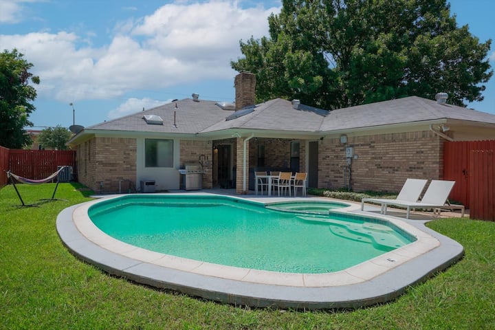 Vibrant Spacious Home With Private Pool And Jacuzzi - Dallas, TX