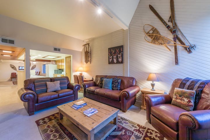 Prime Location | Wood Burning Fireplace | Spacious 3 Bd | Free Bus Route - Park City, UT
