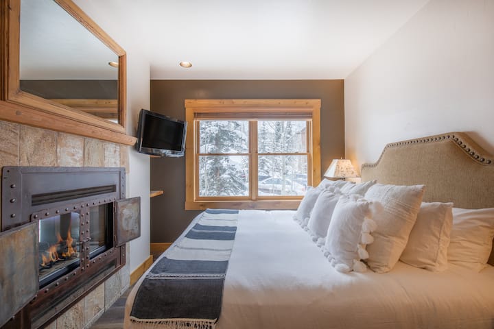 Elevated Escape: Deluxe 2 bed/2bath Ski IN/OUT condo - Telluride