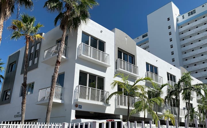 Massive Luxury Townhouse Steps from the Beach - Miami Beach
