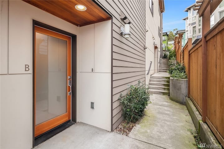 Seattle Vacation Home: Impeccably Finished 2 Bedroom/2 Bathrooms With Parking - Seattle, WA