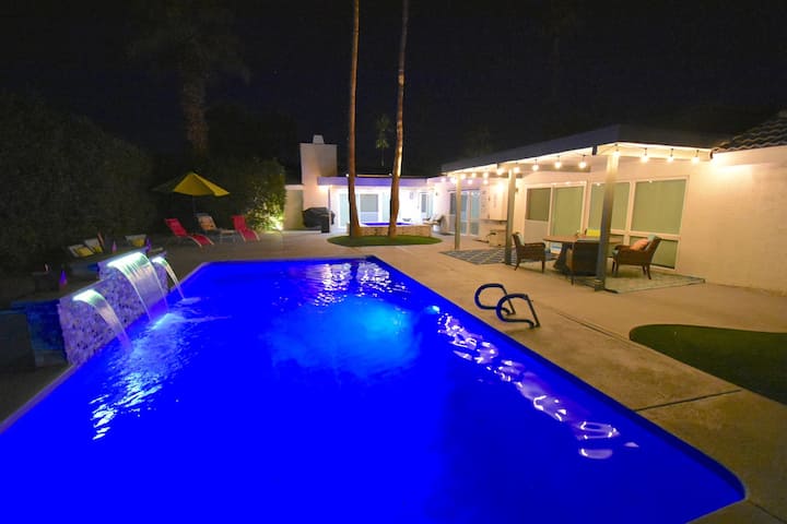 Large Pool & 12-person Built-in Jacuzzi - Walk/bik - Palm Springs, CA