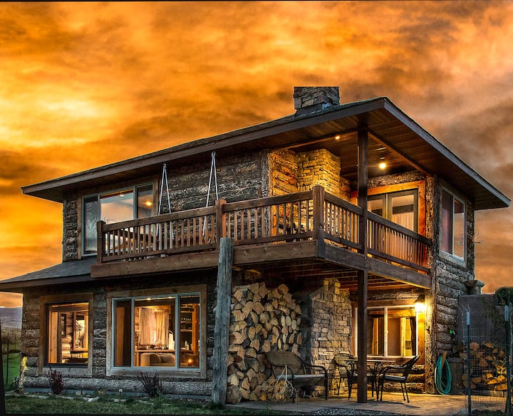 Romantic Cabin w/ Mountain View/hot tub/fireplace! - Livingston, MT