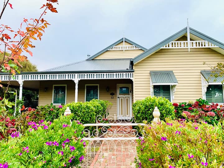 Charming Period Cottage With A Picturesque Garden - Phillip Island