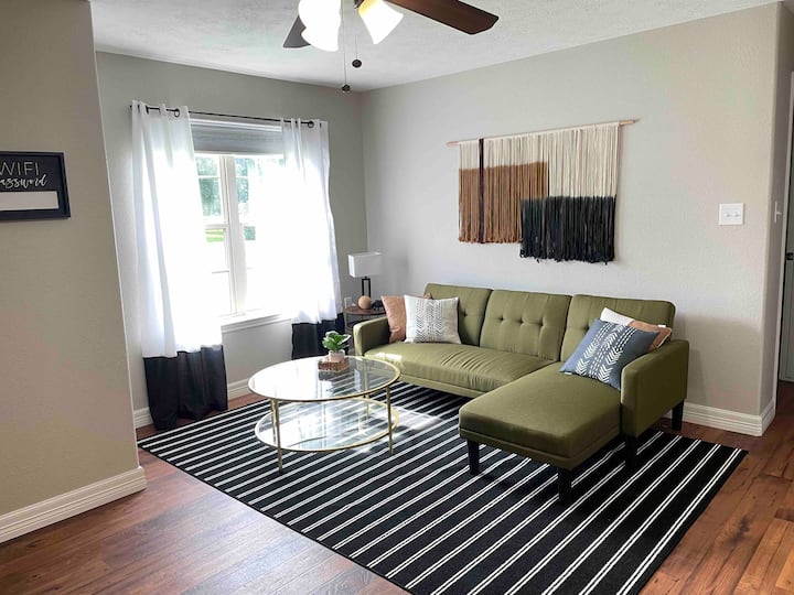 Cheerful 2-bedroom with covered parking & patio! - Pinehurst, TX