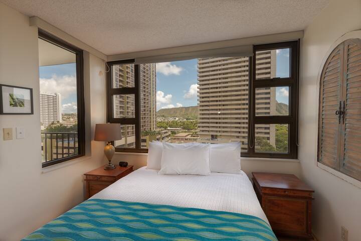 Clean & Modern 10th Floor Condo - One Block From Famous Waikiki Beach! - Honolulu, HI