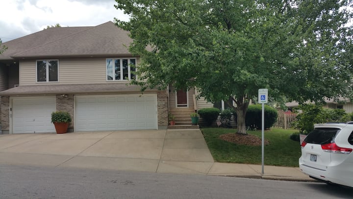 Perfect Plaza Location entire Terrific Townhome - Overland Park