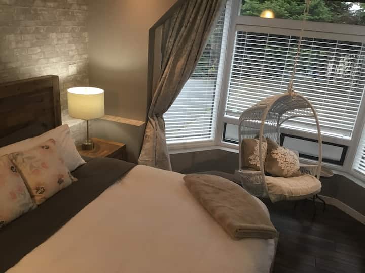 Secluded, Private, Stylish And Bright Suite - Nanaimo