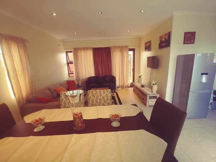 Contemporary,cozy 3 bedroom cottage-solar+borehole - Zimbabwe
