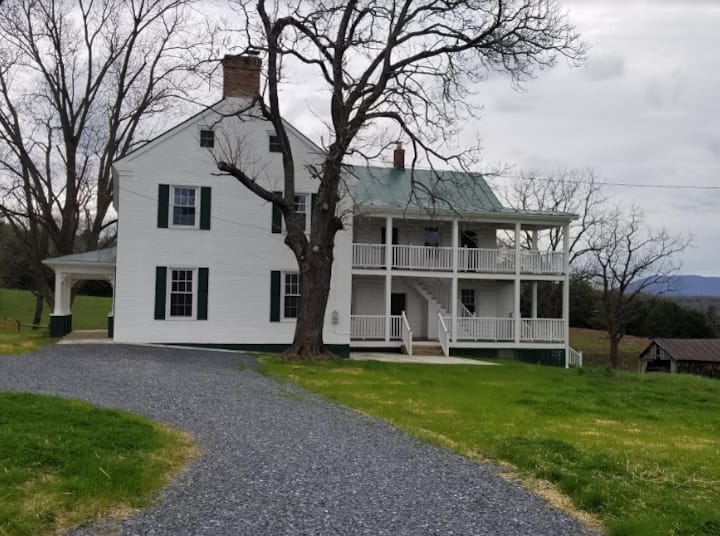 Luray Farmhouse On The River - Virginia
