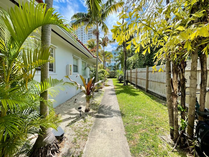 Retro 1br Apt #1 | Steps From The Water + Parking! - Miami