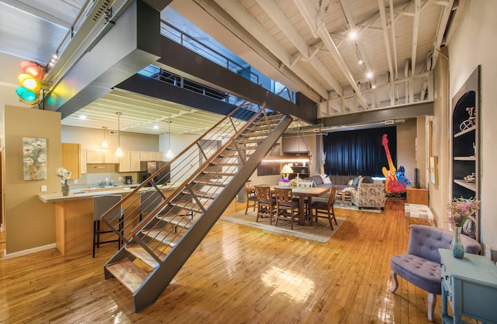 Private Spacious Loft Downtown Cleveland - Cleveland, OH
